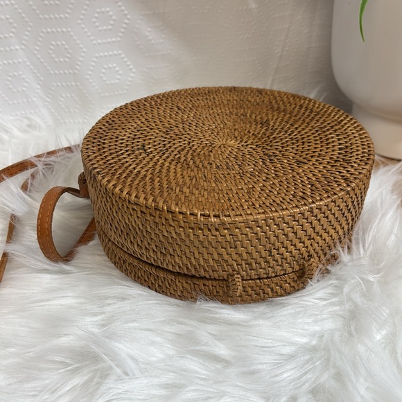 STREET LEVEL woven wicker round crossbody purse cow leather strap & clasp purse - Picture 8 of 9